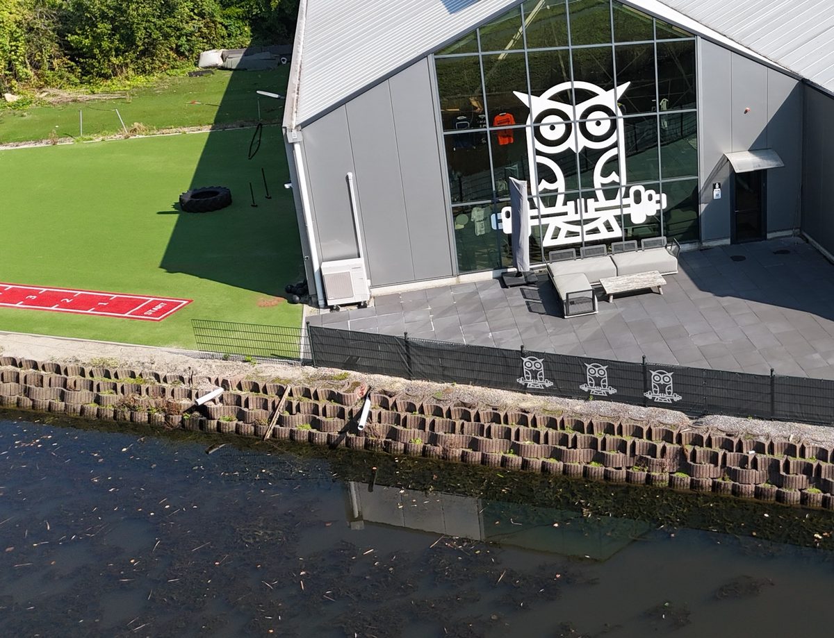 Het buitenterrein van EPIC met sledbaan
