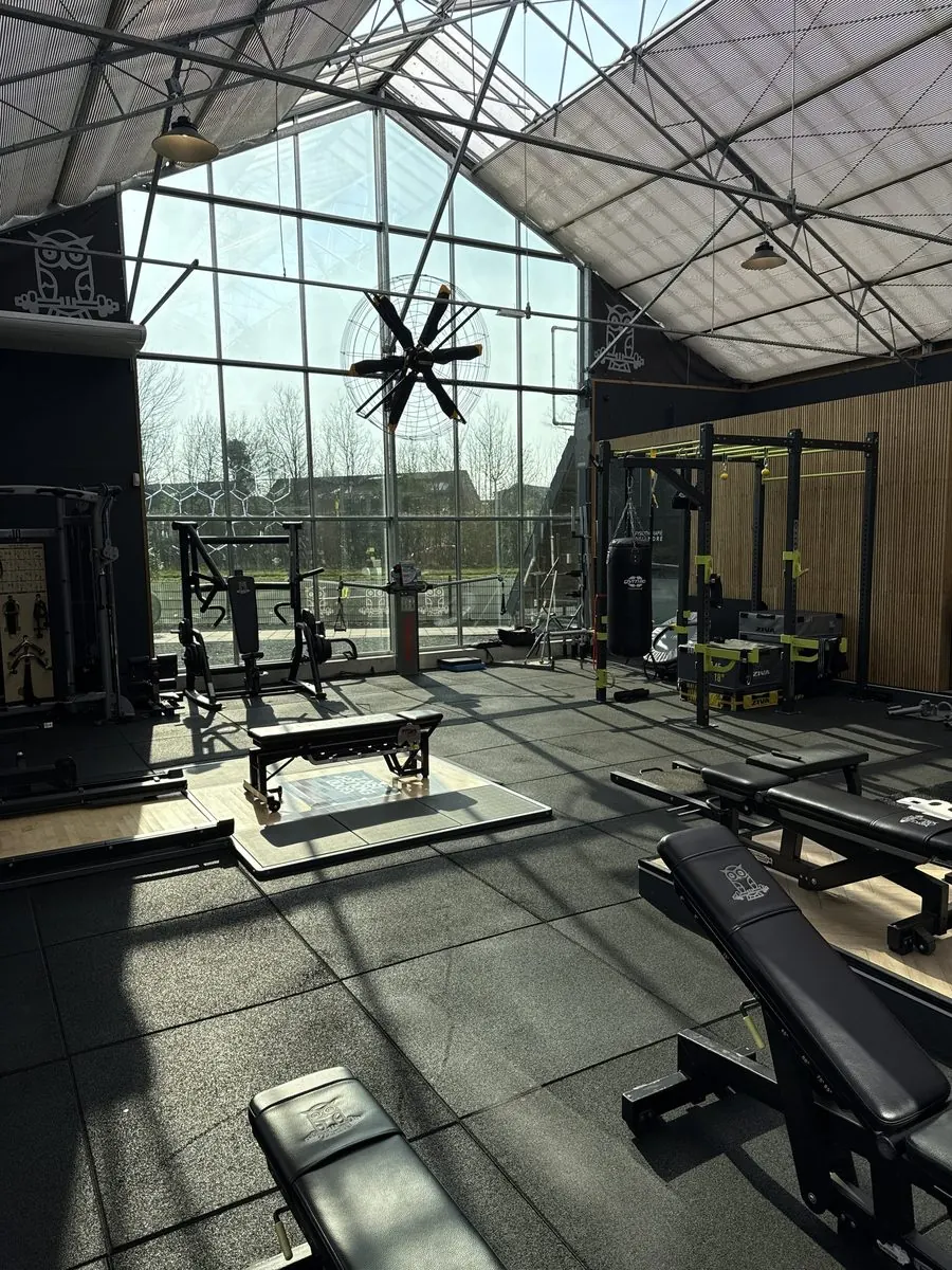 De gym met glazen gevel en daglicht