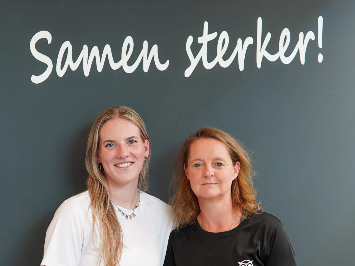 Het team van C&W Sportmassage voor de muur met Samen sterker!