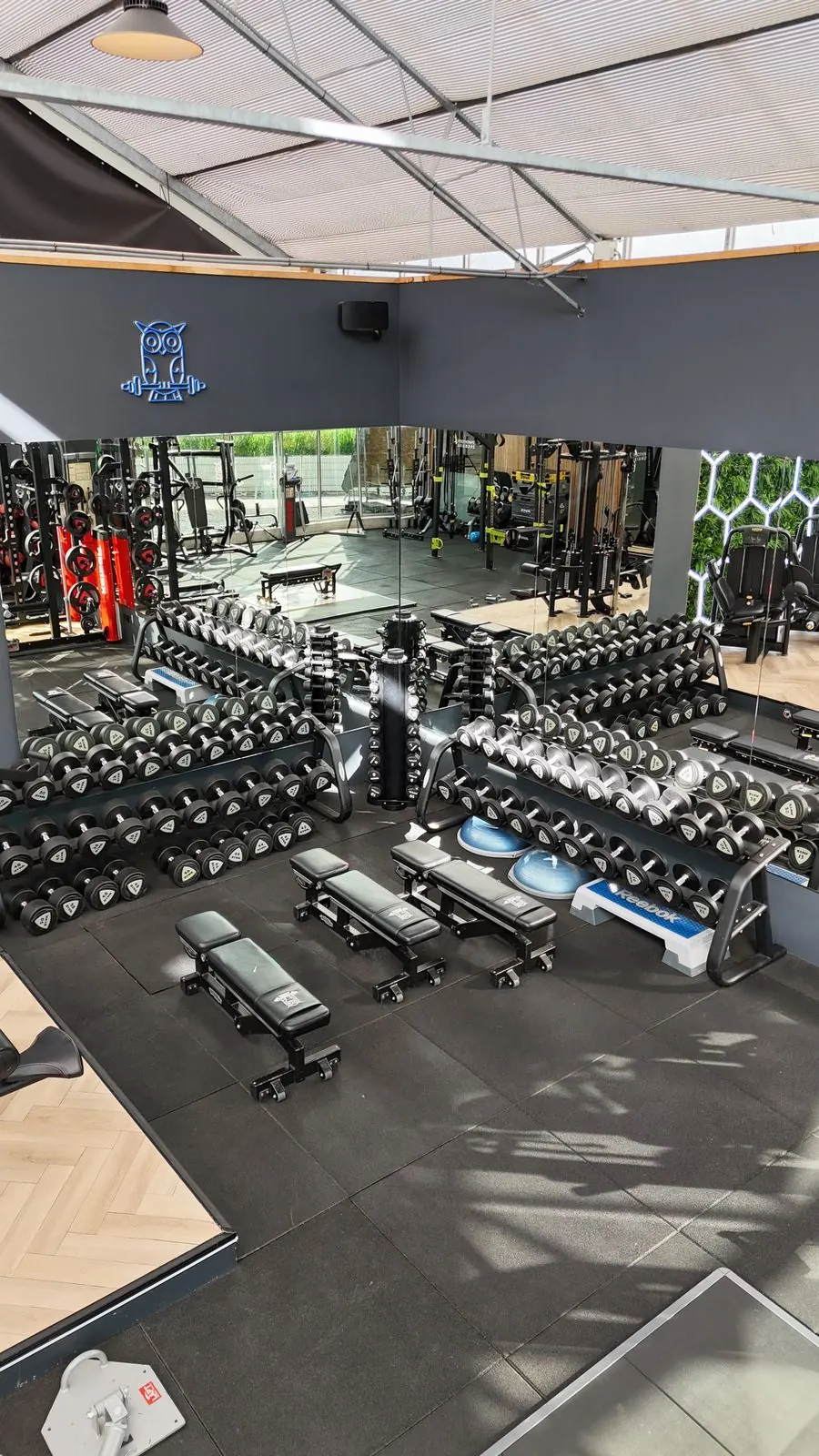 Dumbbells en de trainingsvloer van bovenaf
